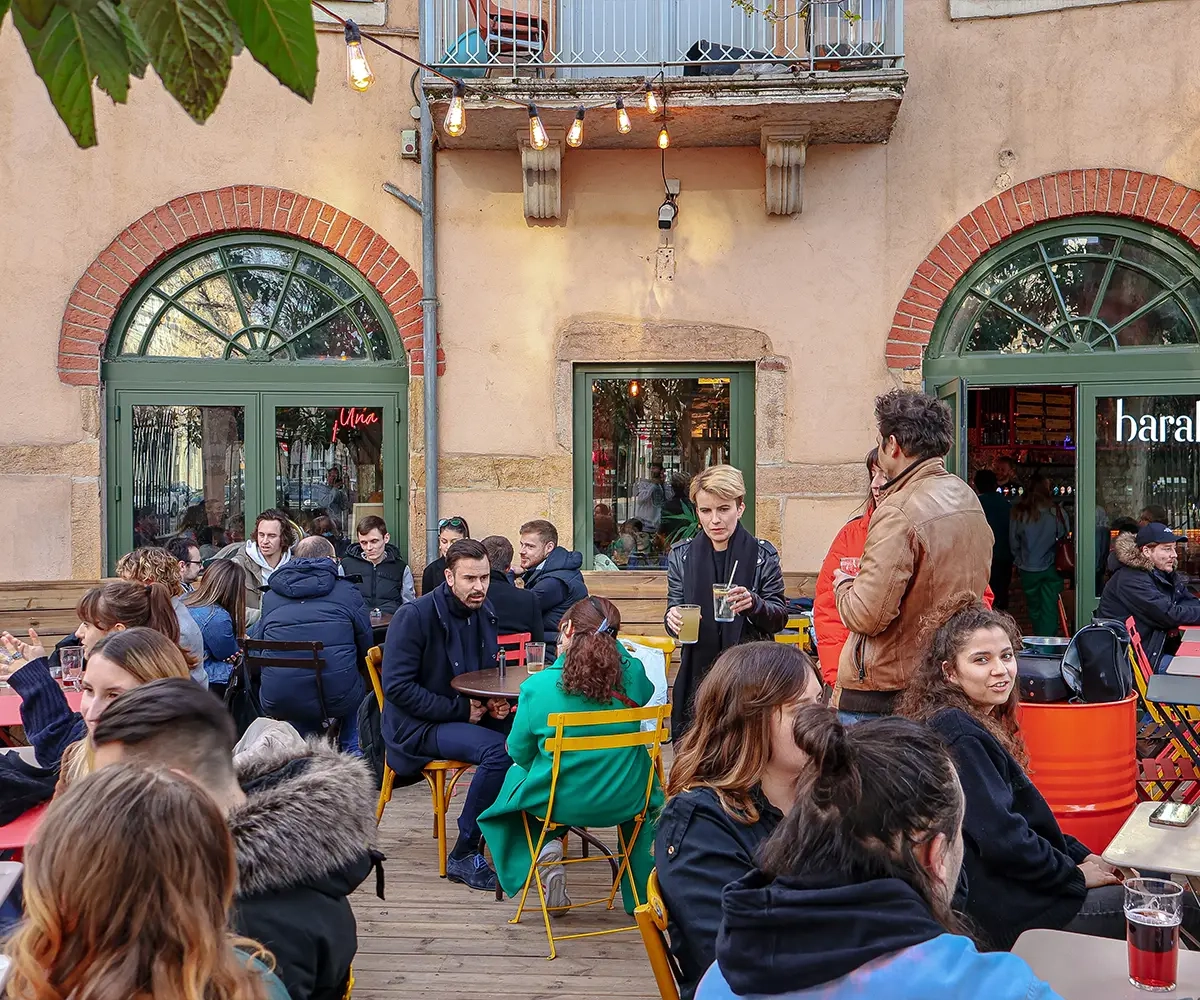 Ambiance chaleureuse et décontractée au Barabaar Vaise, le lieu idéal pour se retrouver entre amis Ambiance chaleureuse et décontractée au Barabaar Vaise, le lieu idéal pour se retrouver entre amis