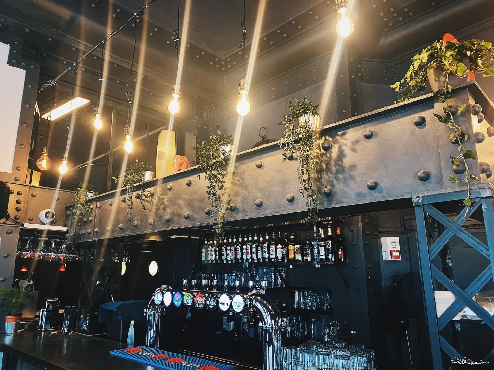 Ambiance festive et cocktails délicieux bienvenue au Bar Les Gamins 