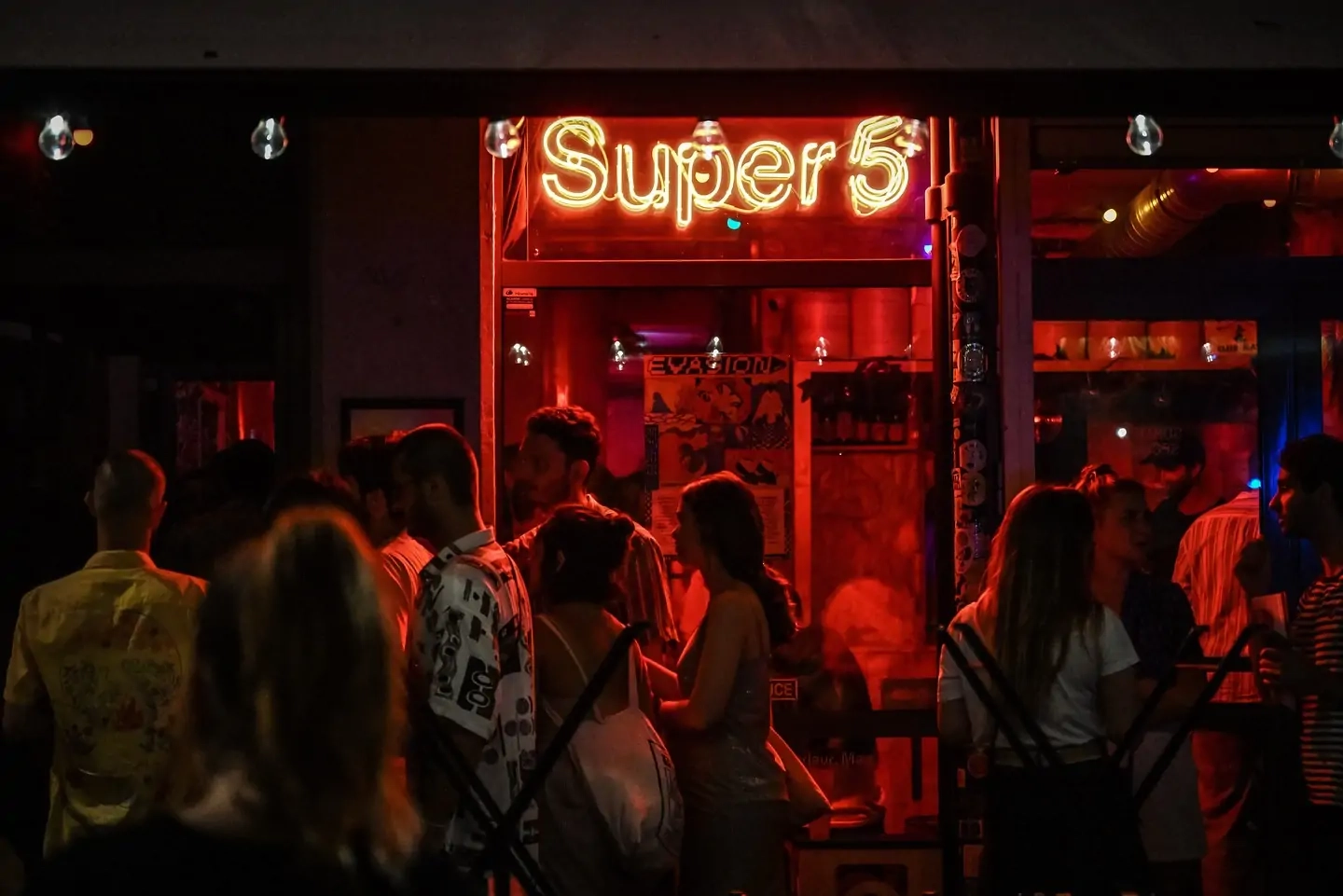 Apéro tranquille ou dancefloor endiablé, le Super 5 vous fait vivre l’expérience complète