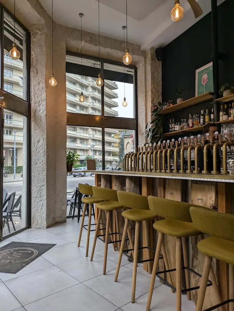 Au Les Assembleurs - Garibaldi, assemblez vos vins et dégustez des tapas élaborés dans une ambiance chaleureuse Au Les Assembleurs - Garibaldi, assemblez vos vins et dégustez des tapas élaborés dans une ambiance chaleureuse
