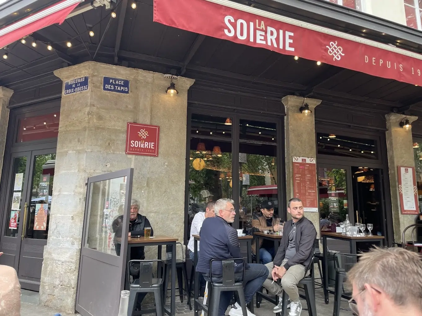 Authenticité et convivialité au Grand Café de la Soierie, à deux pas du Gros Cailloux. Authenticité et convivialité au Grand Café de la Soierie, à deux pas du Gros Cailloux.