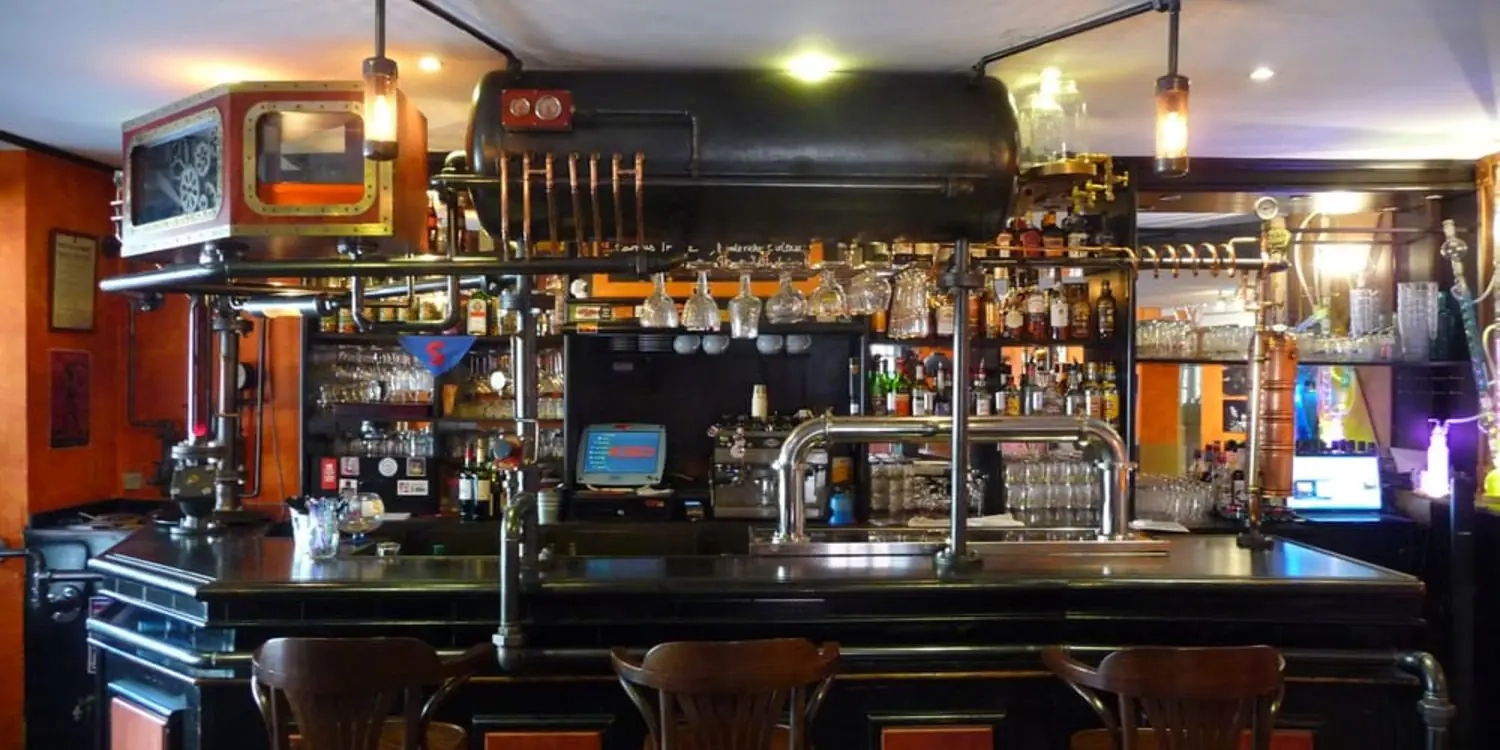 Bières artisanales et cocktails créatifs dans une ambiance chaleureuse Bières artisanales et cocktails créatifs dans une ambiance chaleureuse