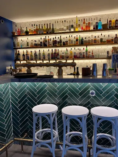 Cocktails créatifs et sélection de vins pour sublimer votre repas