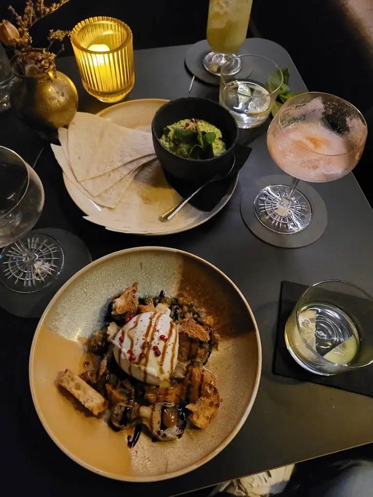 Cocktails créatifs et tapas raffinés à La Baignoire, speakeasy insolite de Lyon Cocktails créatifs et tapas raffinés à La Baignoire, speakeasy insolite de Lyon
