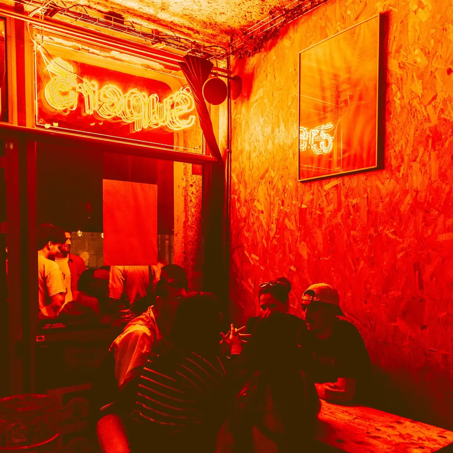 DJ sets, cocktails créatifs et ambiance festive bienvenue au Super 5.
