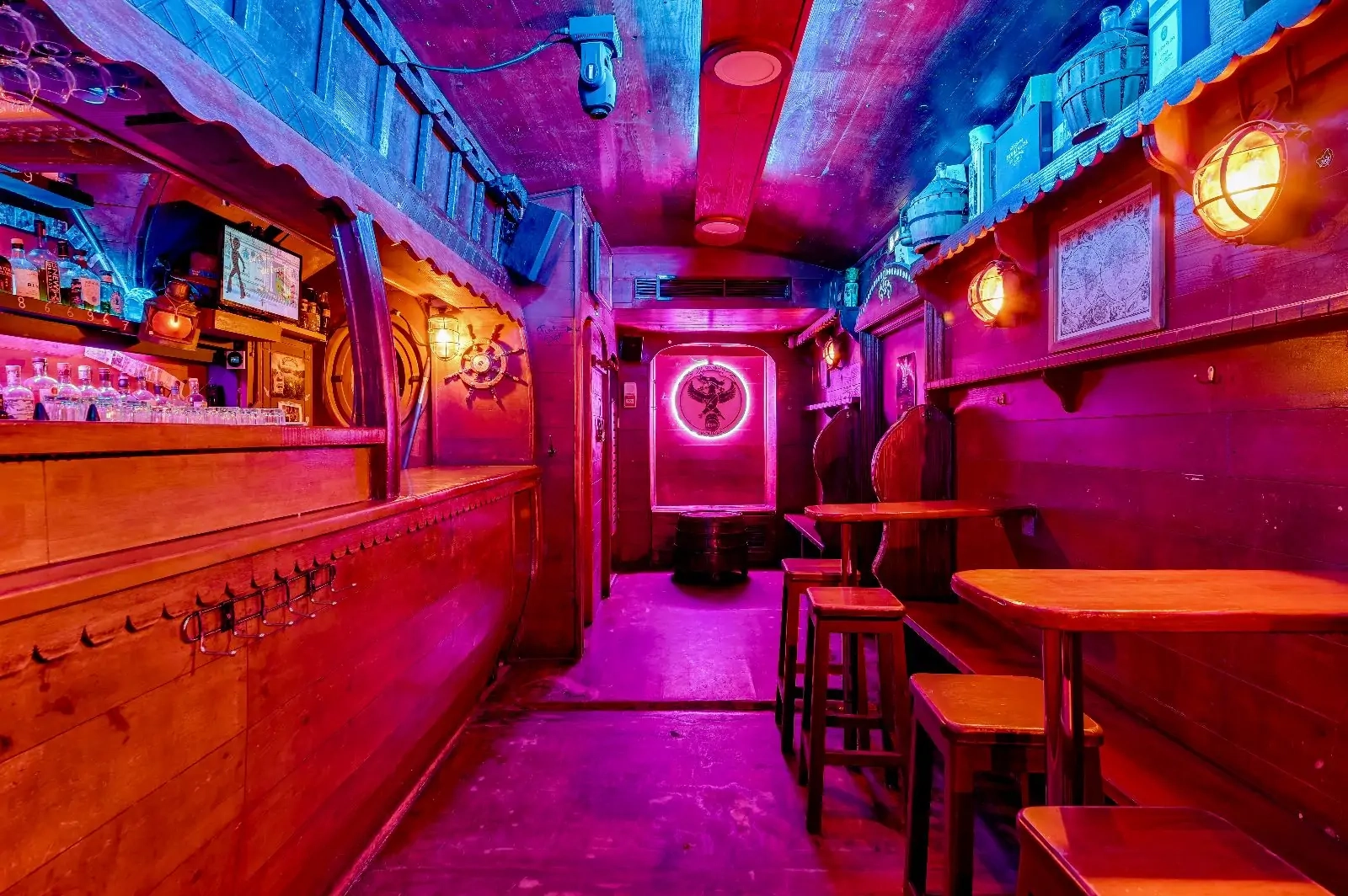 Découvrez une large sélection de rhums et de cocktails créatifs à la Taverne du Perroquet Découvrez une large sélection de rhums et de cocktails créatifs à la Taverne du Perroquet