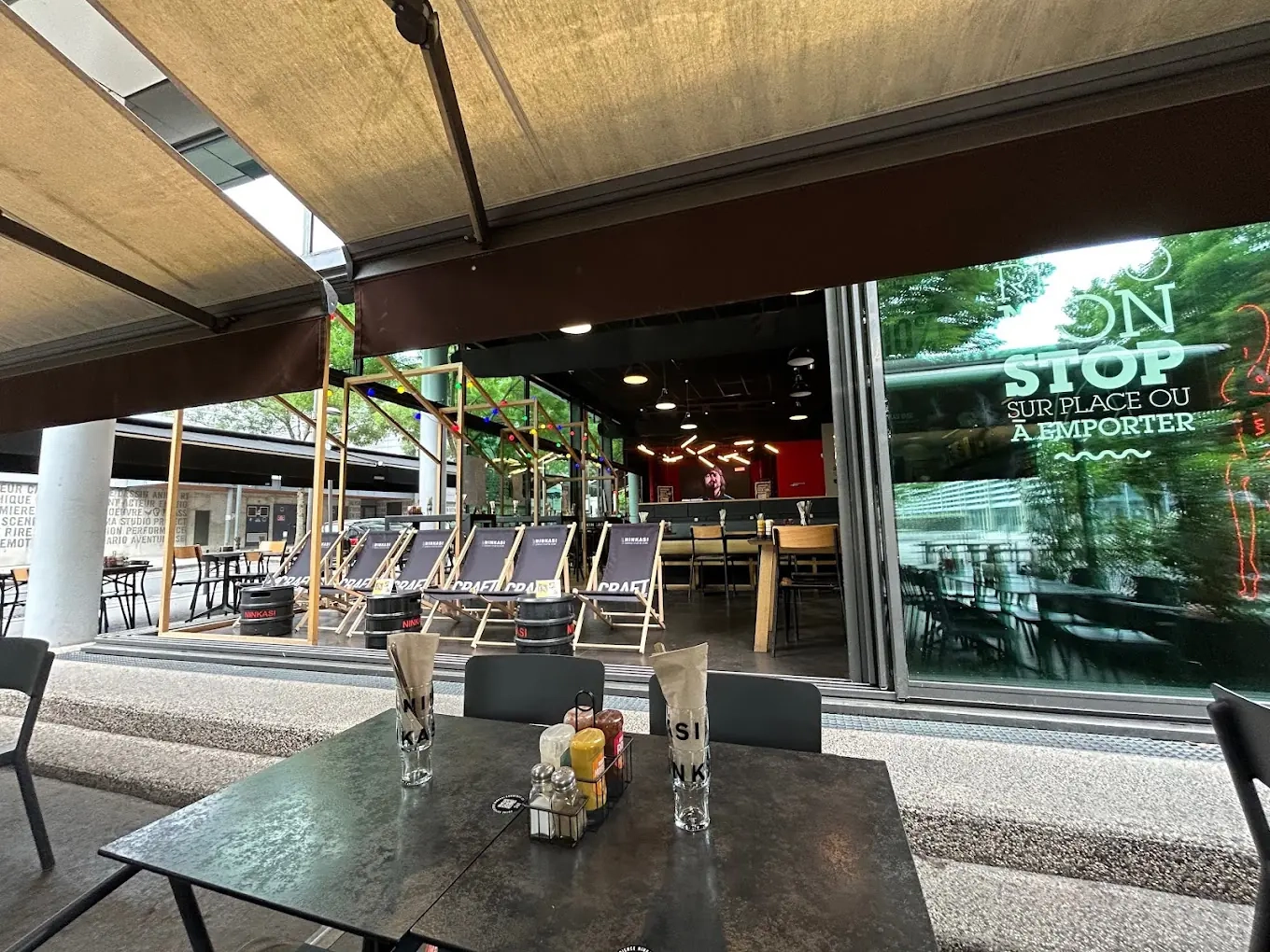 Dégustez des bières artisanales locales accompagnées de burgers faits maison. Dégustez des bières artisanales locales accompagnées de burgers faits maison.