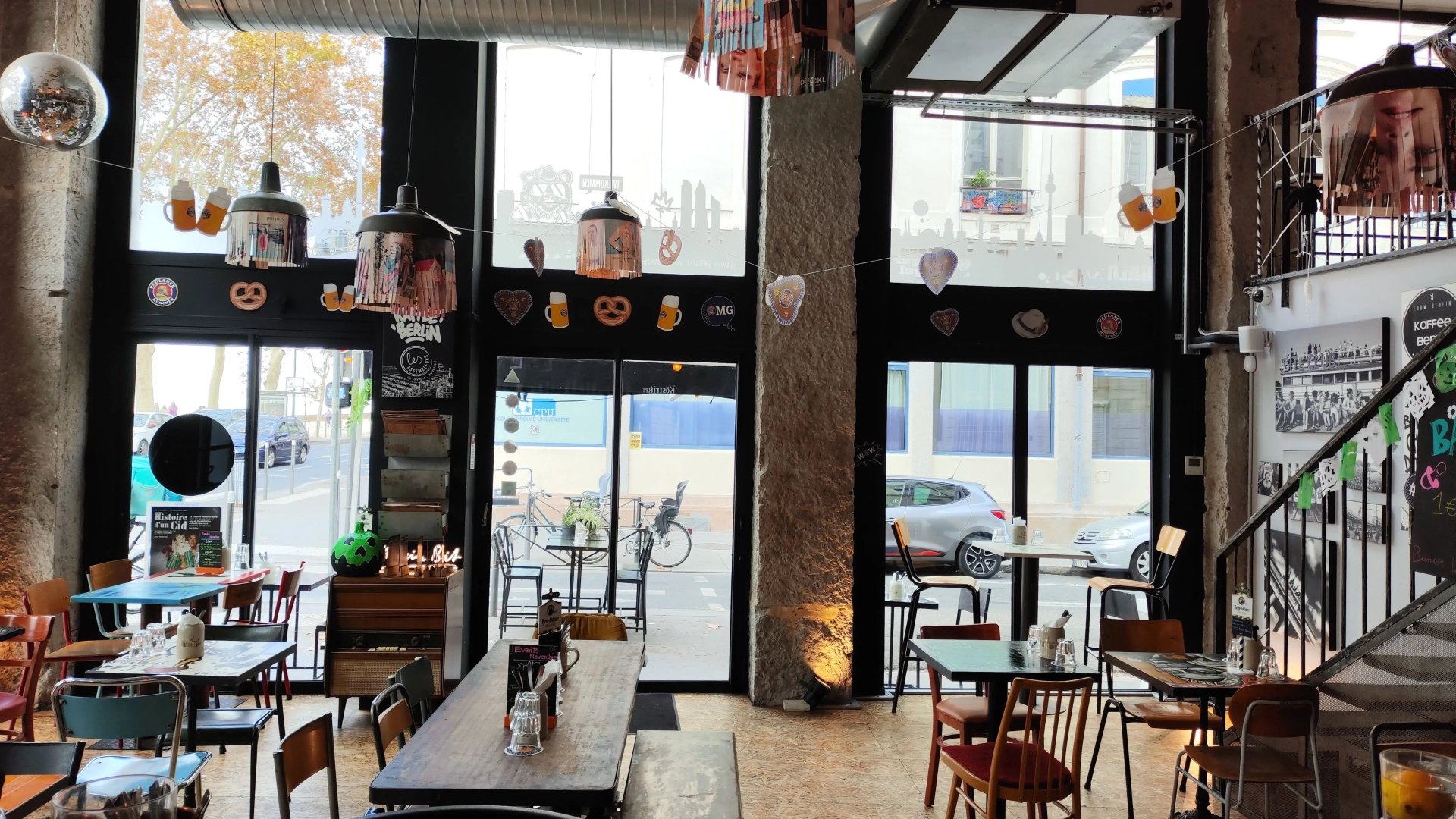 Dégustez des bières spéciales et des plats savoureux au Kaffee Berlin Lyon 7, un véritable voyage culinaire à Berlin
