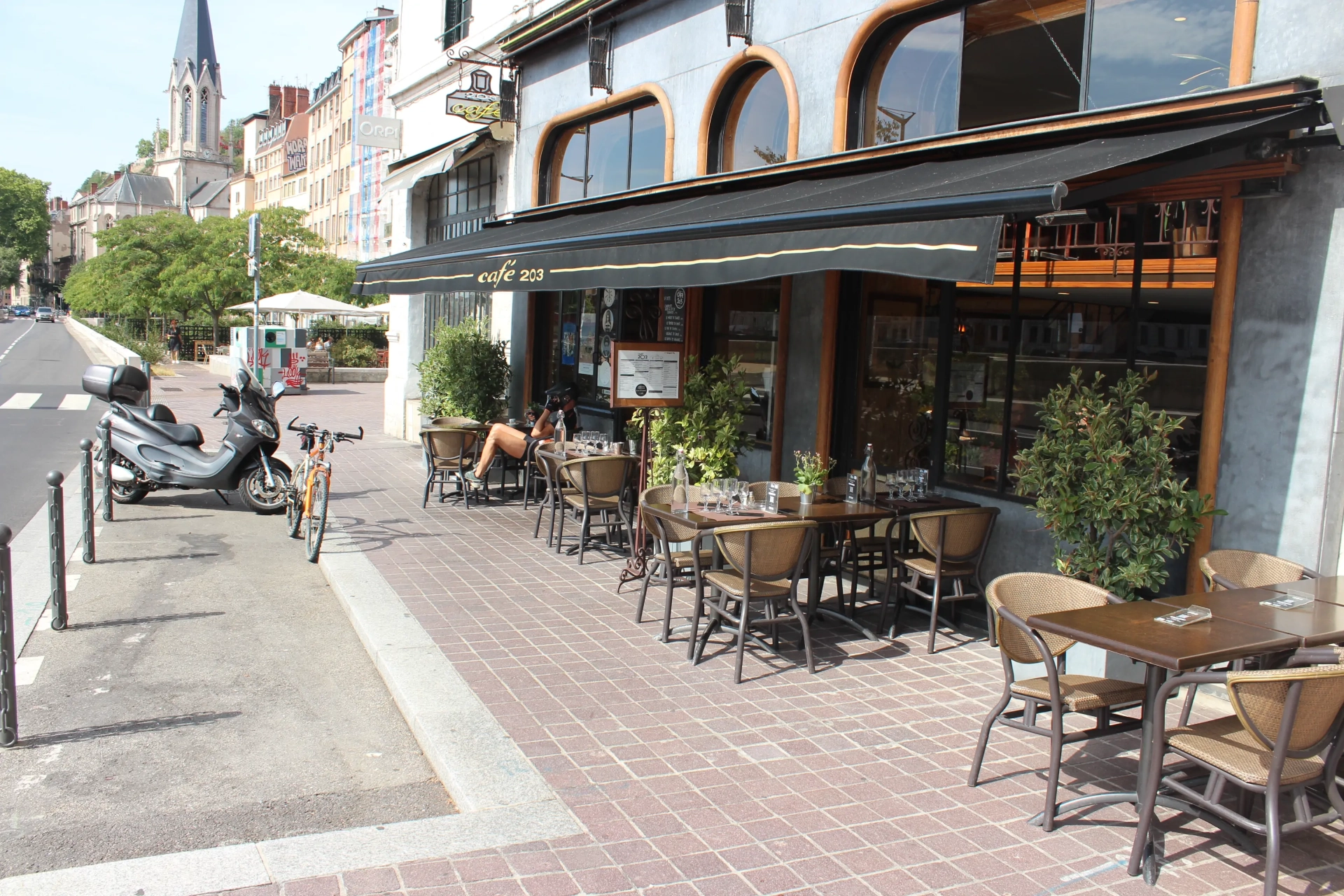 Dégustez des plats frais et de saison au Café 203 Vieux Lyon, avec une vue imprenable sur le quartier