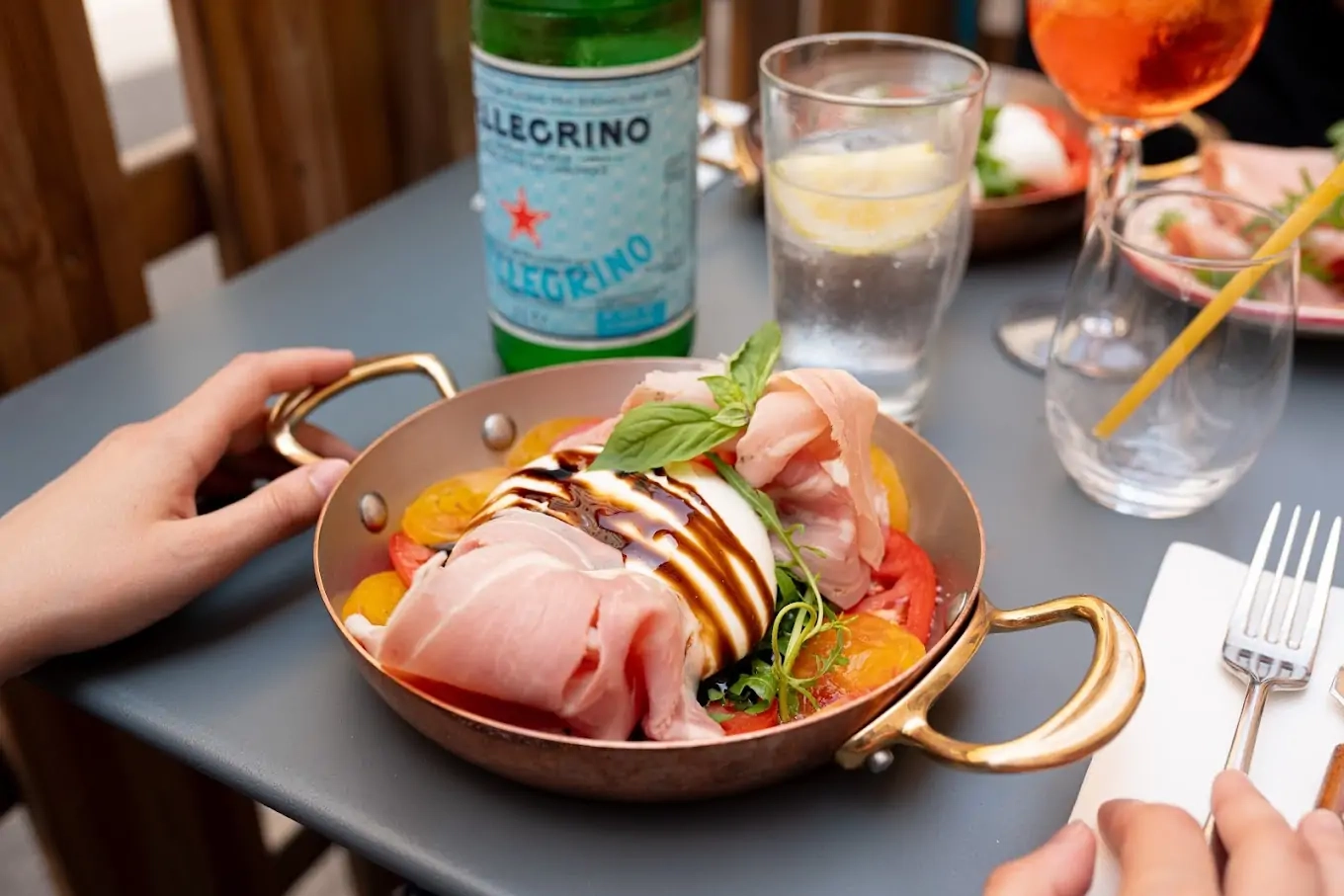 Dégustez des spécialités italiennes sur la belle terrasse intérieure de Famosa Aperitivo Dégustez des spécialités italiennes sur la belle terrasse intérieure de Famosa Aperitivo