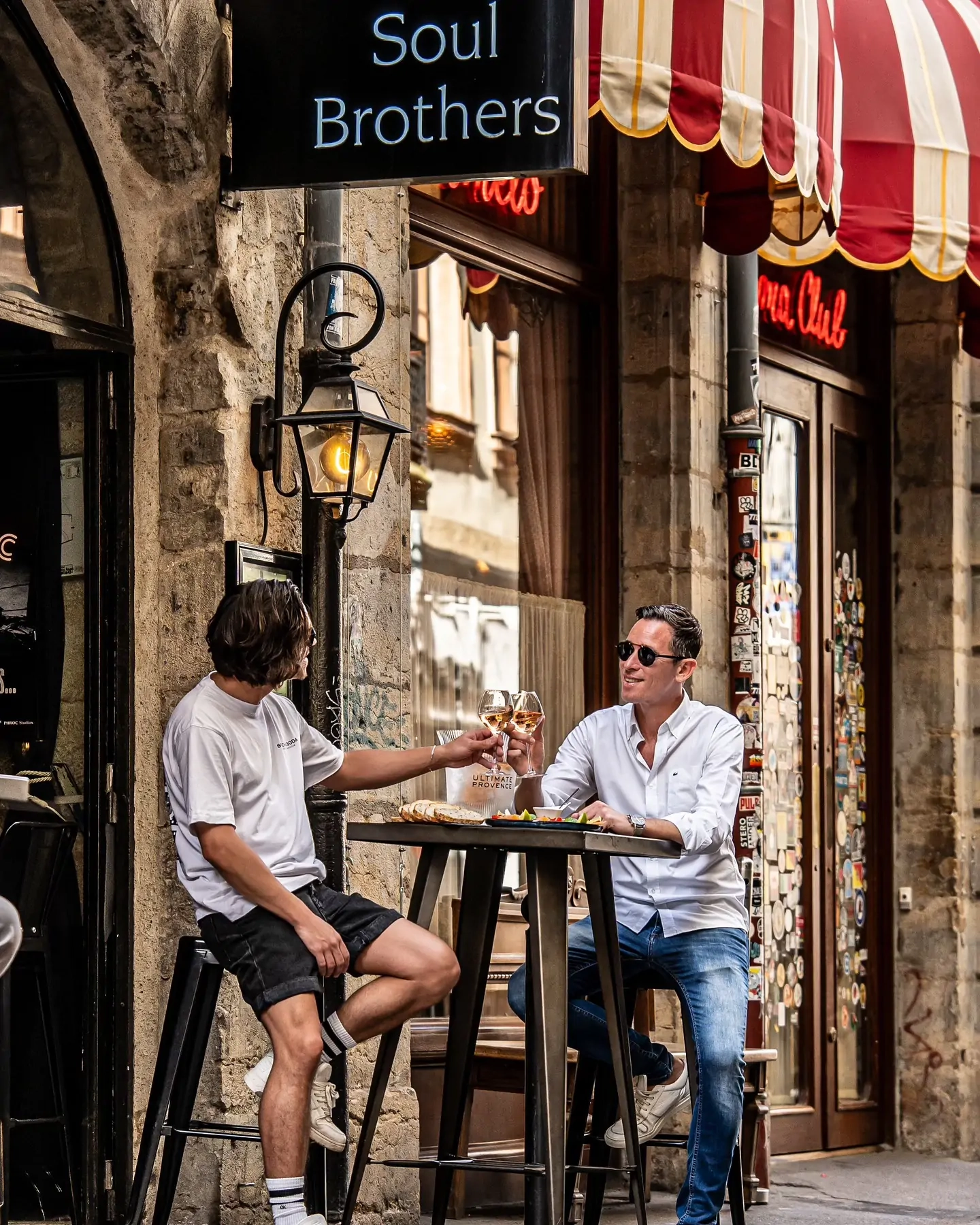 Dégustez des vins et des tapas maison dans une ambiance festive au Soul Brothers. Dégustez des vins et des tapas maison dans une ambiance festive au Soul Brothers.