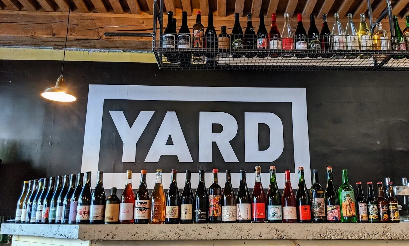 Dégustez des vins vivants et des tapas maison dans un cadre brut et authentique à Lyon Dégustez des vins vivants et des tapas maison dans un cadre brut et authentique à Lyon