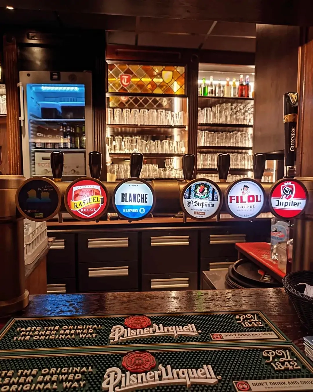 Dégustez une bière artisanale sur la terrasse du Boston Tavern à Lyon. Dégustez une bière artisanale sur la terrasse du Boston Tavern à Lyon.