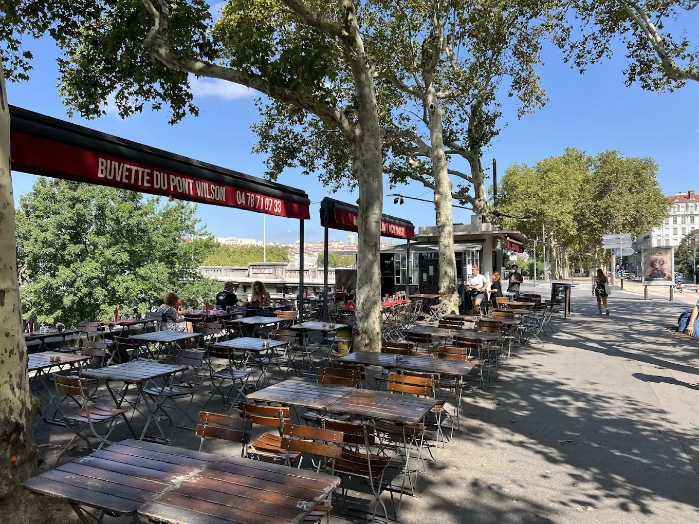 Dégustez une cuisine maison sous les platanes à La Buvette du Pont Wilson à Lyon Dégustez une cuisine maison sous les platanes à La Buvette du Pont Wilson à Lyon
