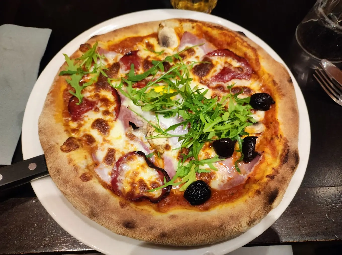 Délicieuse pizza margherita servie chez Giovany's