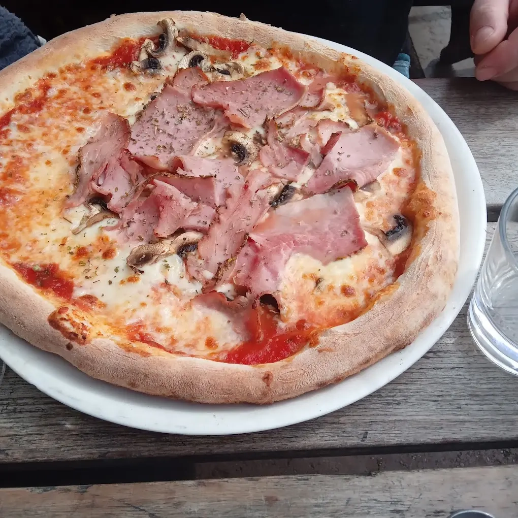 Délicieuse pizza tartuffa servie chez Tony's Délicieuse pizza tartuffa servie chez Tony's