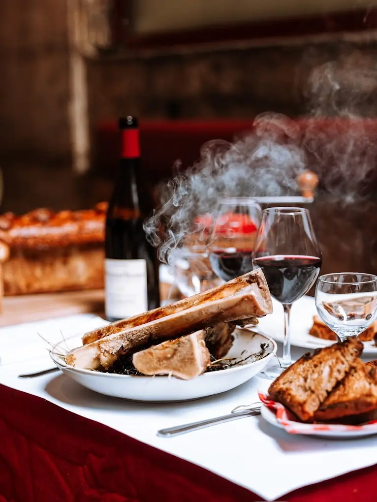 Des plats typiques lyonnais faits maison dans une ambiance conviviale. Des plats typiques lyonnais faits maison dans une ambiance conviviale.