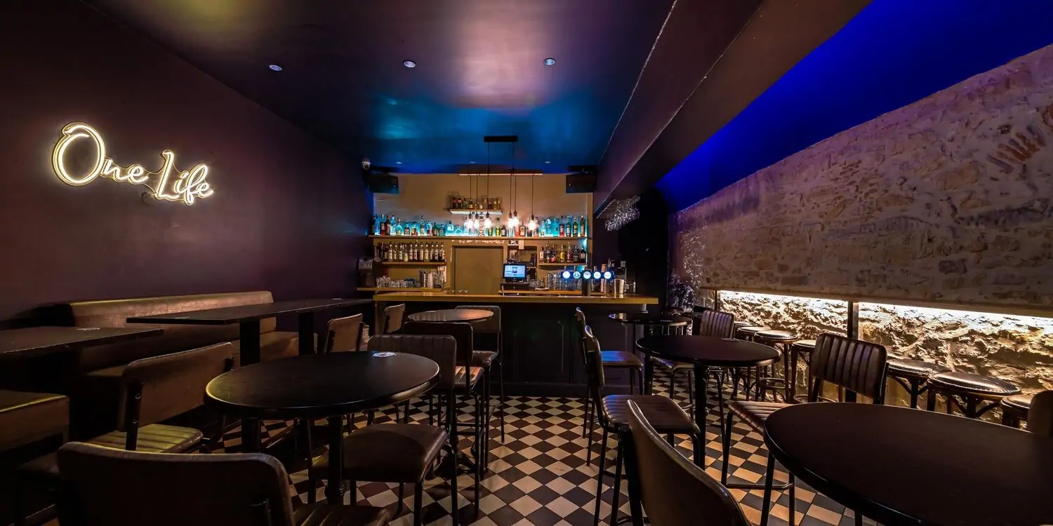 Des soirées DJ mémorables au Café Court à Lyon, avec tapas et cocktails à volonté Des soirées DJ mémorables au Café Court à Lyon, avec tapas et cocktails à volonté