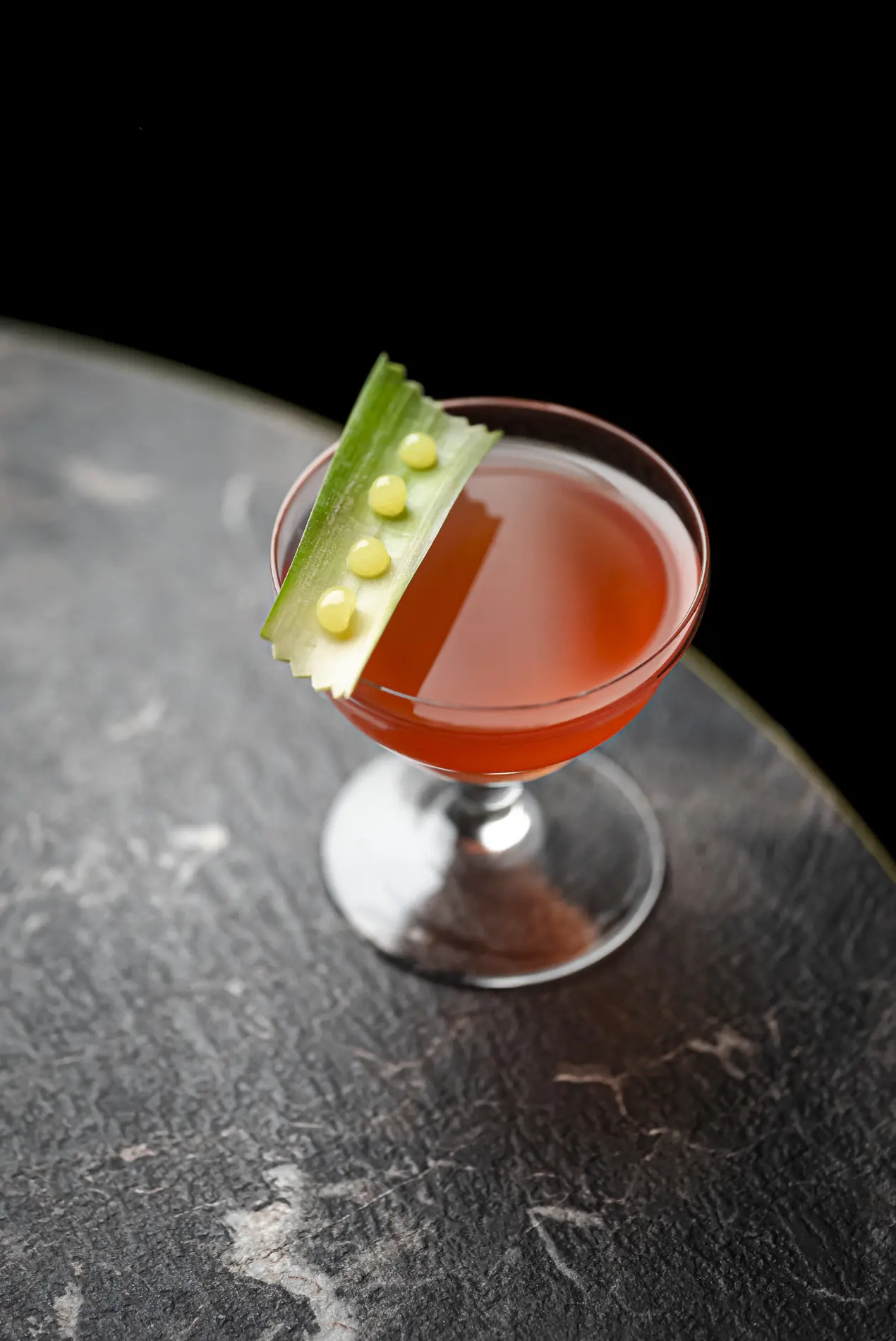 Détail d’un cocktail sophistiqué dans un cadre chaleureux