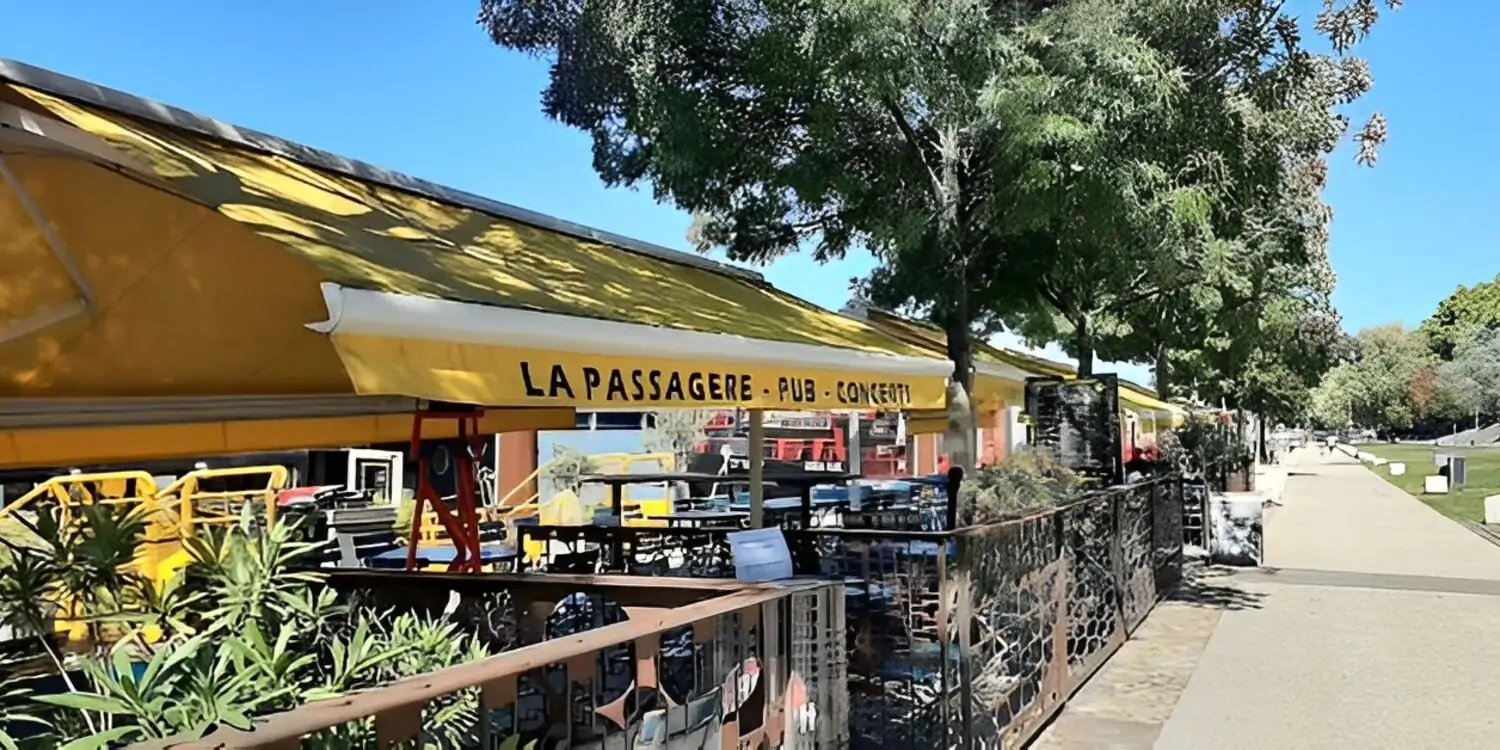 Détendez-vous en terrasse à La Passagère, avec une vue imprenable sur la presqu'île de Lyon Détendez-vous en terrasse à La Passagère, avec une vue imprenable sur la presqu'île de Lyon