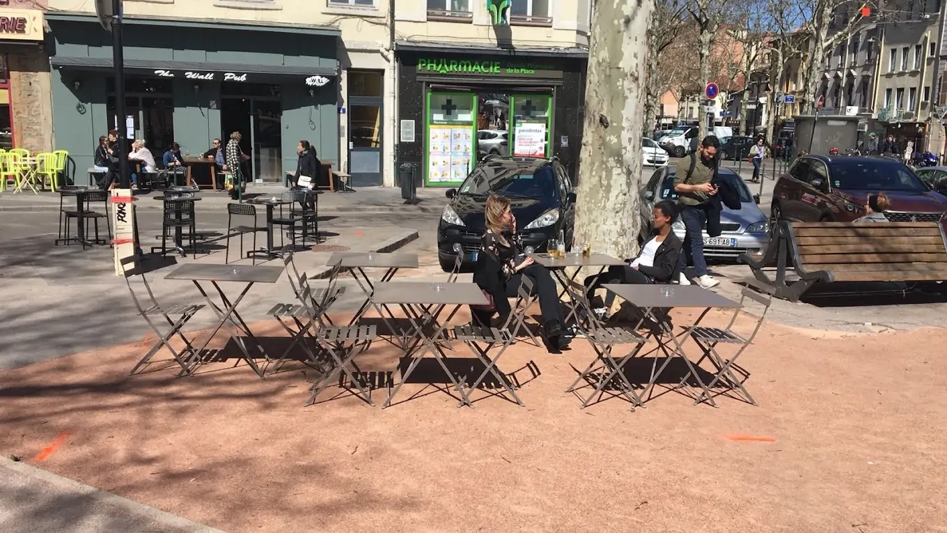 Détendez-vous sur la terrasse de The Wall, votre bar à bières préféré à Lyon Détendez-vous sur la terrasse de The Wall, votre bar à bières préféré à Lyon