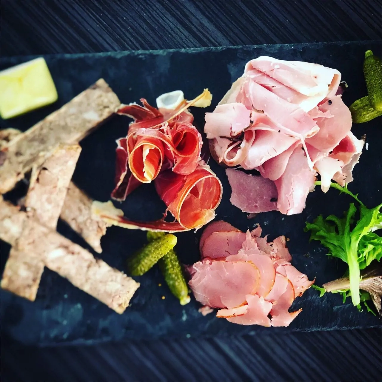 Détendez-vous sur la terrasse extérieure de Ô 16, un lieu convivial à Lyon