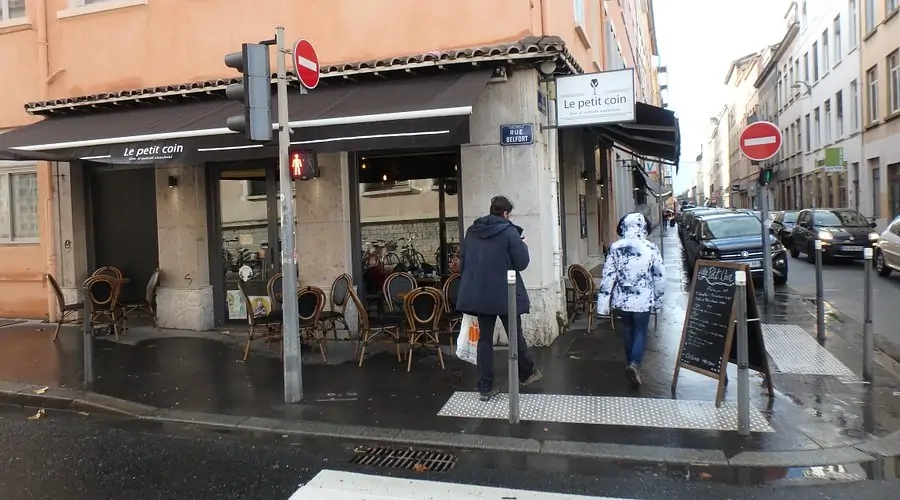 Détente et convivialité au Petit Coin, votre bistrot lyonnais préféré Détente et convivialité au Petit Coin, votre bistrot lyonnais préféré