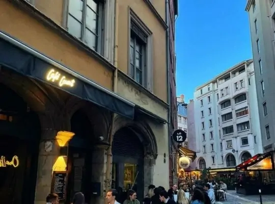 Détente et festivité l’expérience Café Court à Lyon, entre tapas et cocktails Détente et festivité l’expérience Café Court à Lyon, entre tapas et cocktails
