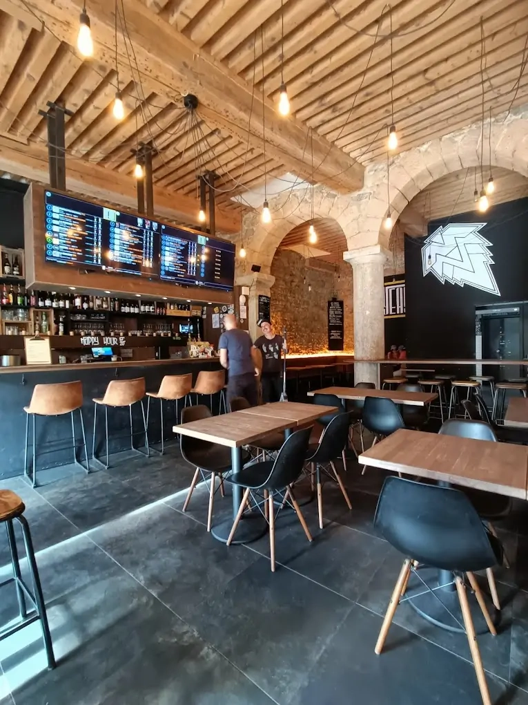 Dr Yeast le bar à bières artisanales où se mêlent découvertes et convivialité à Lyon