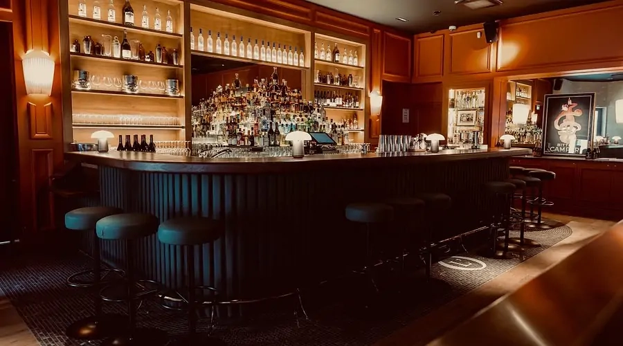 L'Officine Lyon, un bar à cocktails où histoire et modernité se rencontrent L'Officine Lyon, un bar à cocktails où histoire et modernité se rencontrent