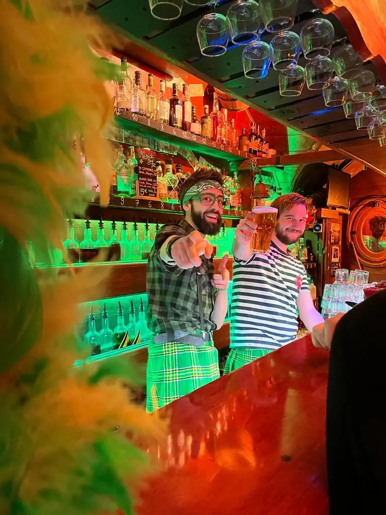 L’ambiance unique de la Taverne du Perroquet vous plonge au cœur de l’univers maritime et de la piraterie L’ambiance unique de la Taverne du Perroquet vous plonge au cœur de l’univers maritime et de la piraterie