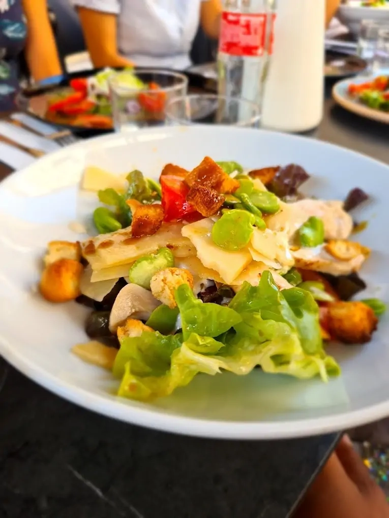 La Loge un lieu idéal pour un dîner entre amis avec des plats faits maison à Lyon La Loge un lieu idéal pour un dîner entre amis avec des plats faits maison à Lyon