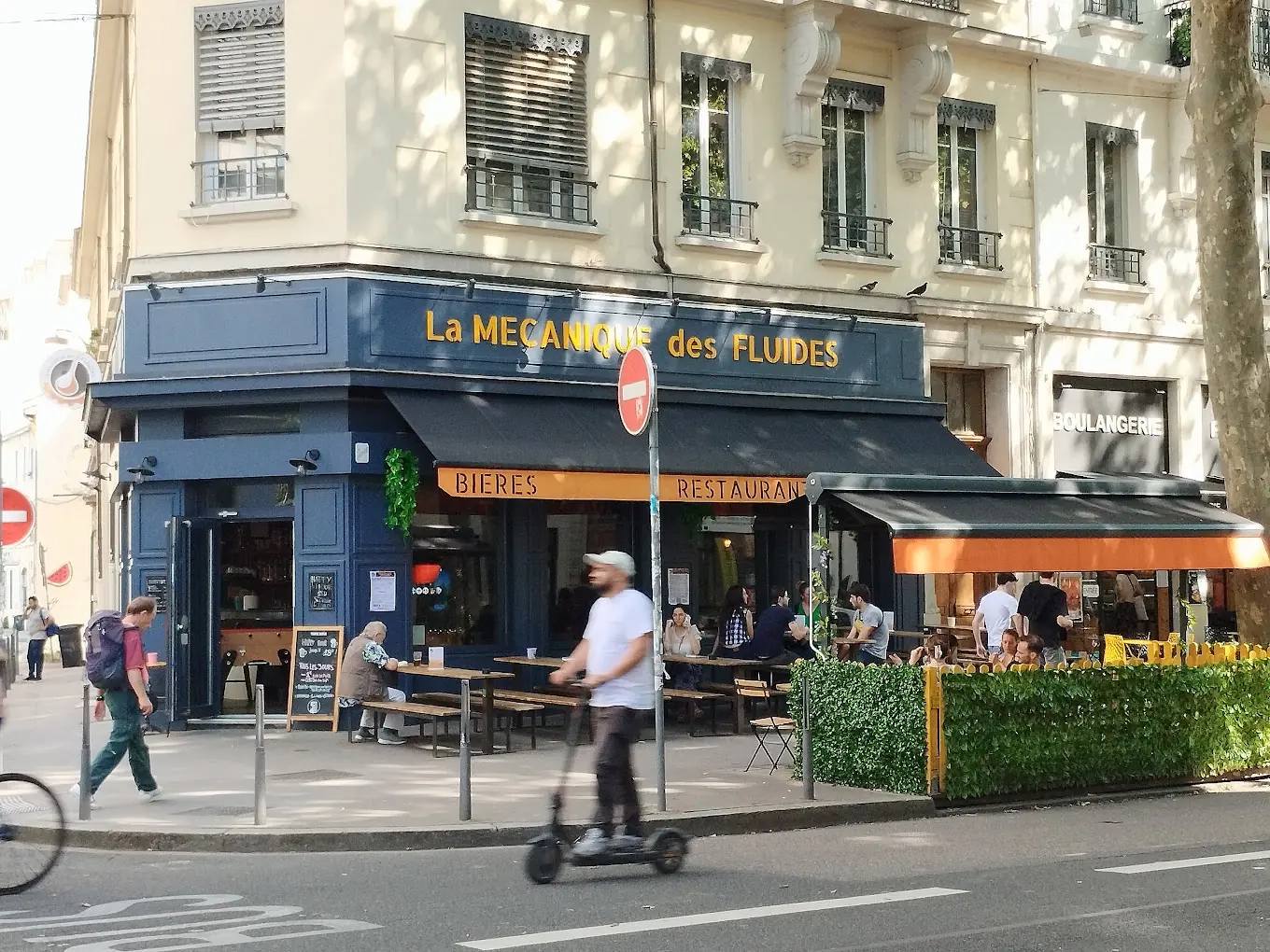 La Mécanique des Fluides un bar convivial avec terrasse à Lyon 7. La Mécanique des Fluides un bar convivial avec terrasse à Lyon 7.