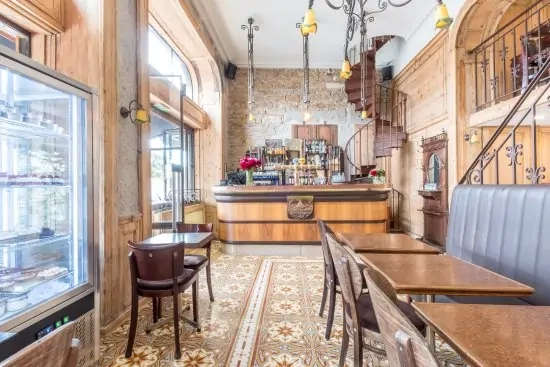 Le Café 203 Vieux Lyon une adresse conviviale pour savourer des planches, des vins et des plats maison