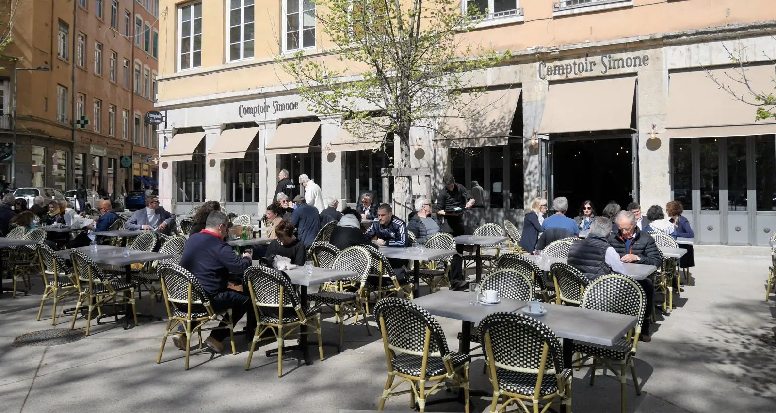 Le Comptoir Simone une brasserie conviviale où savourer une cuisine française raffinée à Lyon. Le Comptoir Simone une brasserie conviviale où savourer une cuisine française raffinée à Lyon.