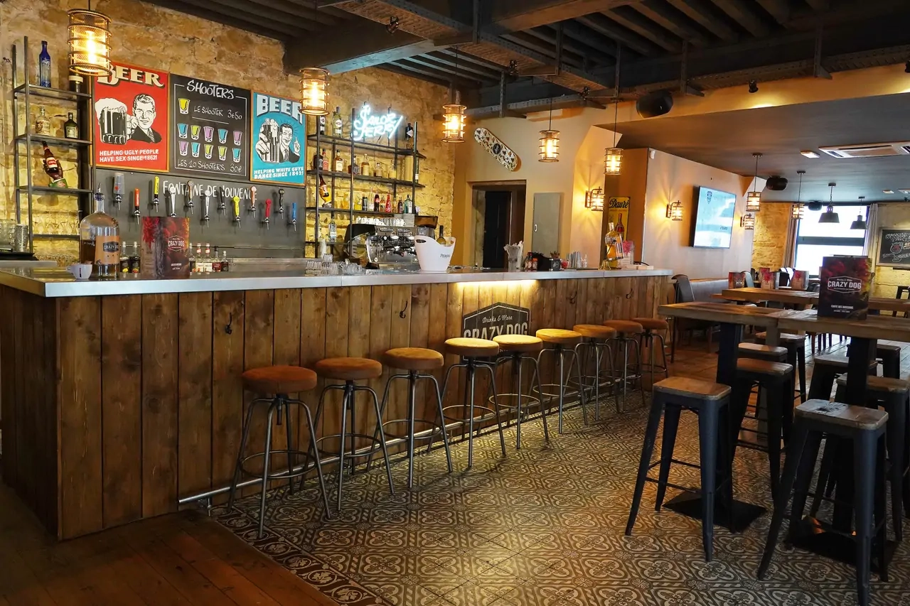Le Crazy Dog, un pub à hot-dogs avec une ambiance vintage et une terrasse sur la place des Terreaux Le Crazy Dog, un pub à hot-dogs avec une ambiance vintage et une terrasse sur la place des Terreaux