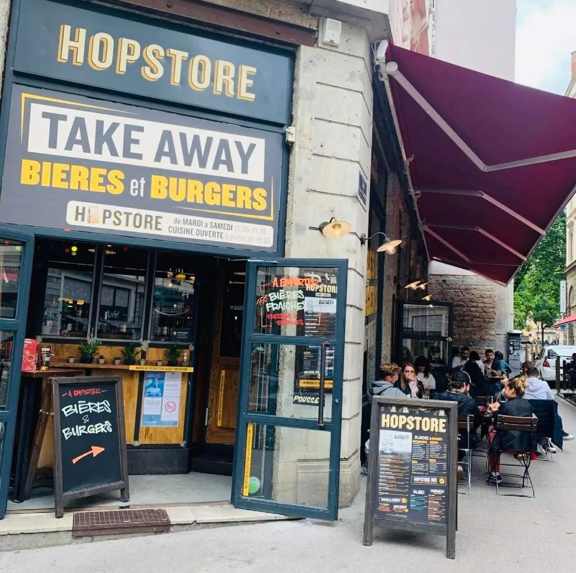 Le Hopstore Lyon, un lieu convivial pour déguster des bières du monde et des burgers faits maison Le Hopstore Lyon, un lieu convivial pour déguster des bières du monde et des burgers faits maison