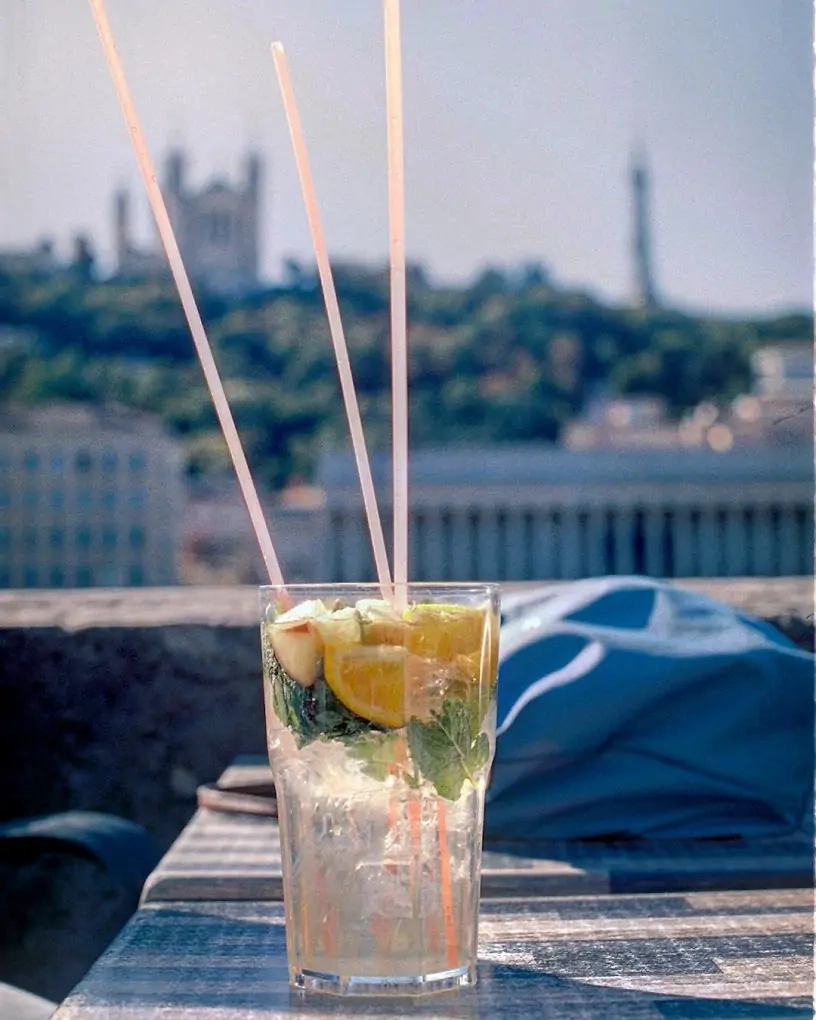 Mojitos rafraîchissants et tapas savoureuses l’expérience parfaite au bord de la Saône Mojitos rafraîchissants et tapas savoureuses l’expérience parfaite au bord de la Saône