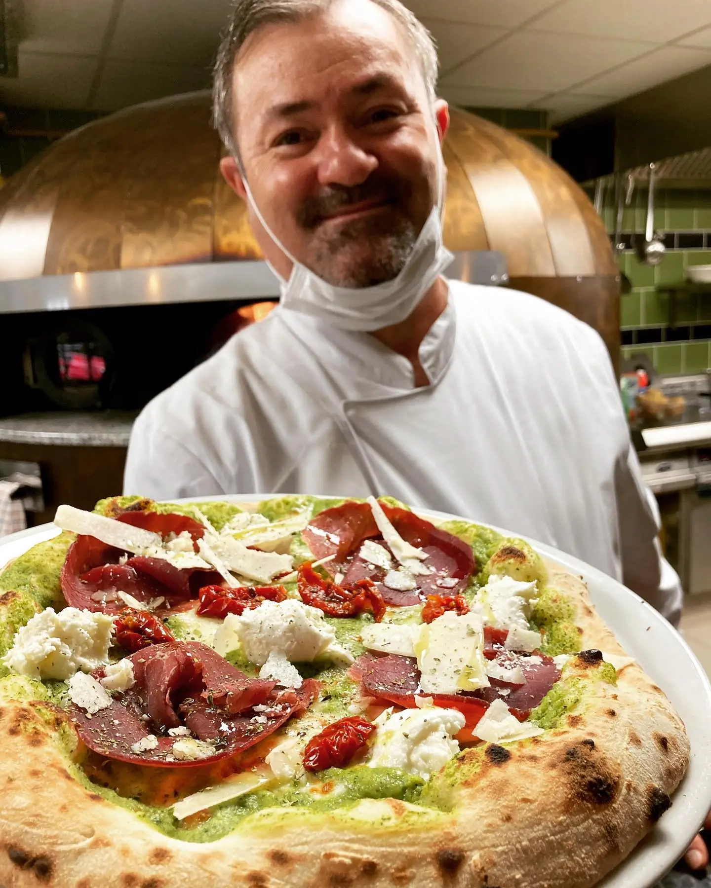 Pizzas cuites au four avec des ingrédients frais et savoureux. Pizzas cuites au four avec des ingrédients frais et savoureux.