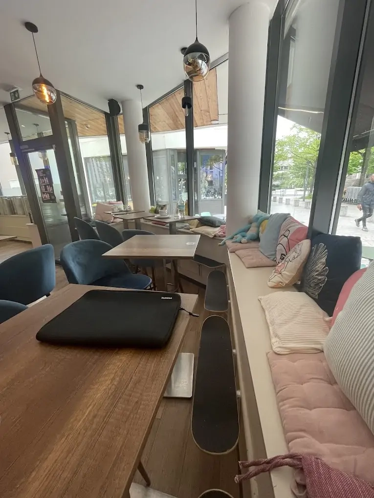 Planches à partager et boissons locales au Pélo Bar Valmy, un lieu convivial et créatif Planches à partager et boissons locales au Pélo Bar Valmy, un lieu convivial et créatif