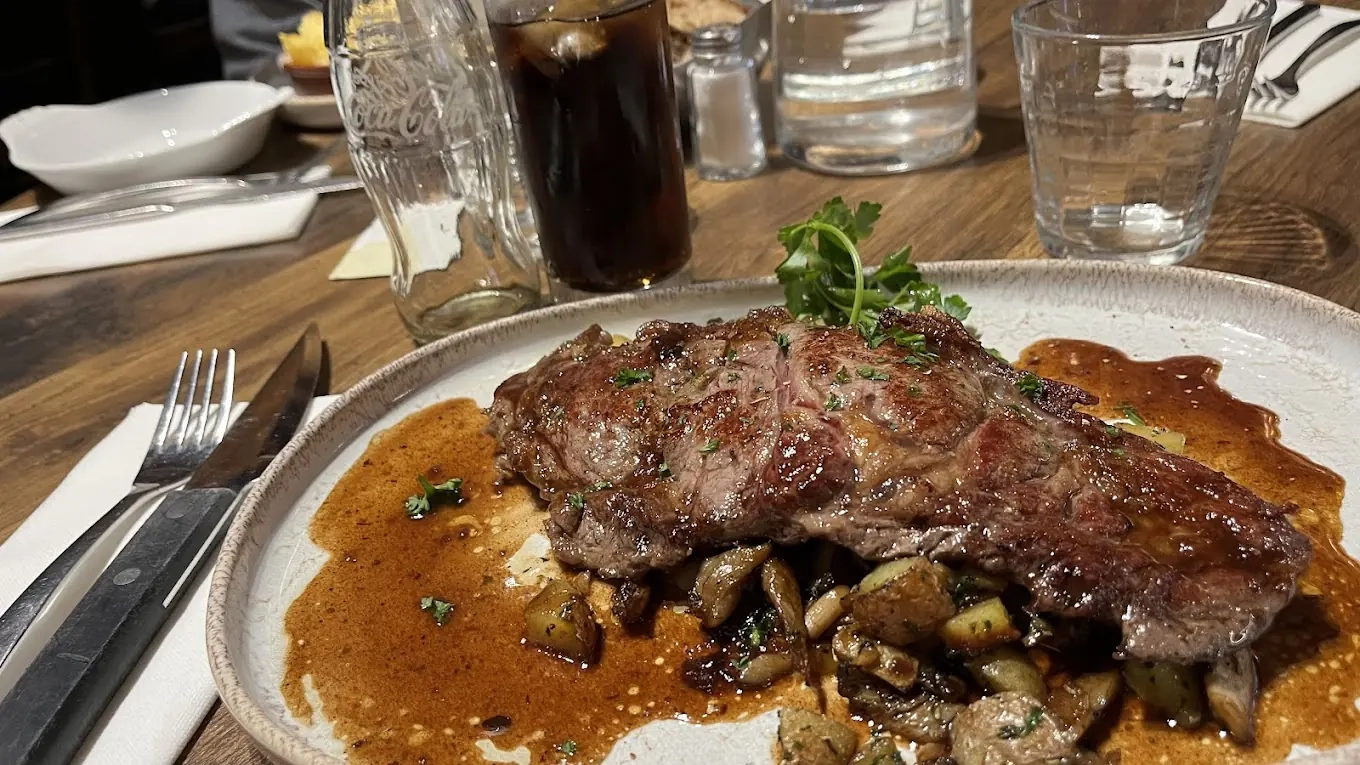 Plats traditionnels français servis avec élégance Plats traditionnels français servis avec élégance