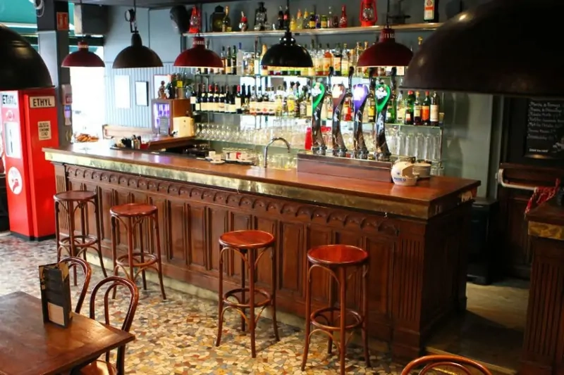 Plongez dans l’univers Café Racer de Le Gnome et Rhône, un bistrot convivial à Lyon. Plongez dans l’univers Café Racer de Le Gnome et Rhône, un bistrot convivial à Lyon.