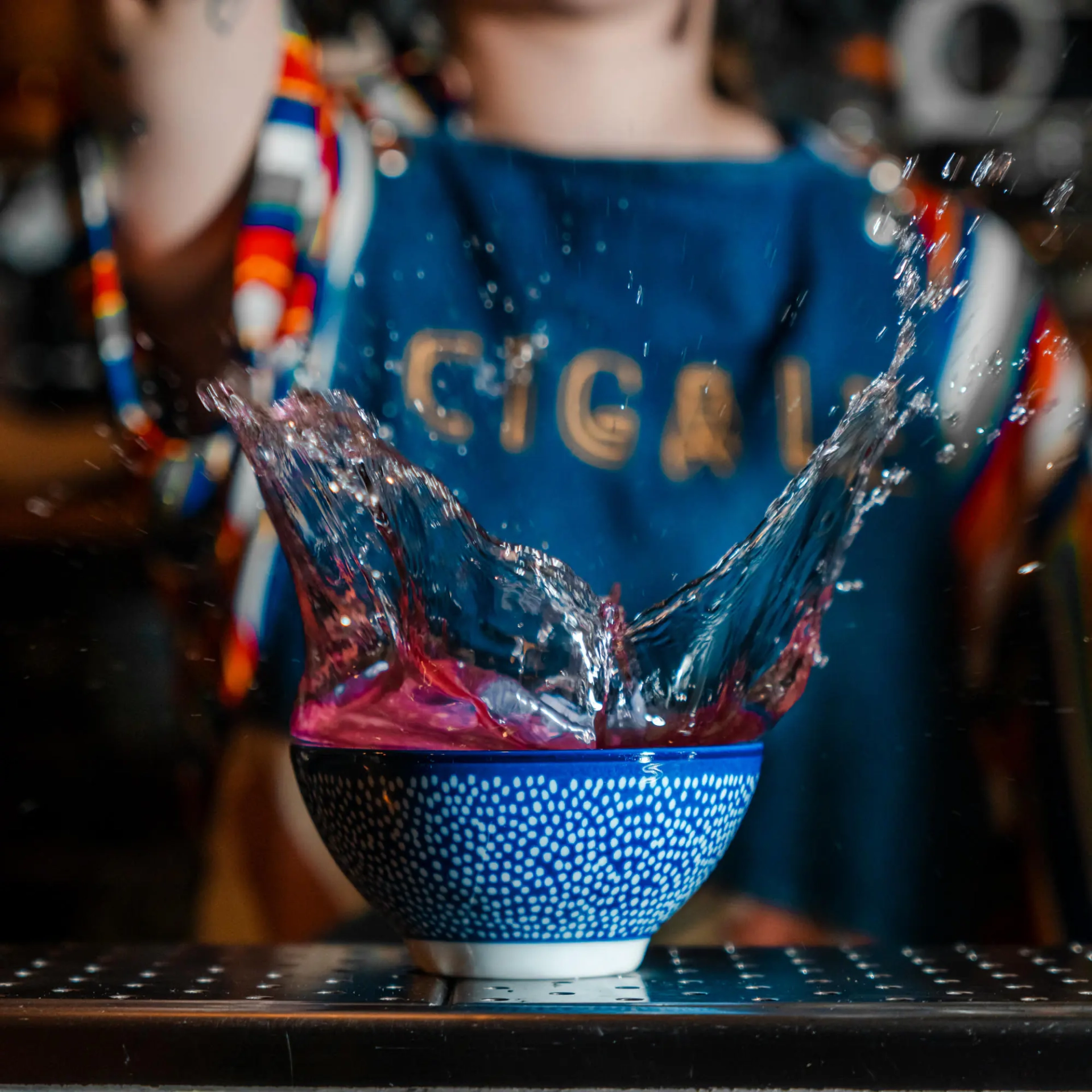 Présentation soignée des cocktails au Cigale Bar à Cocktails