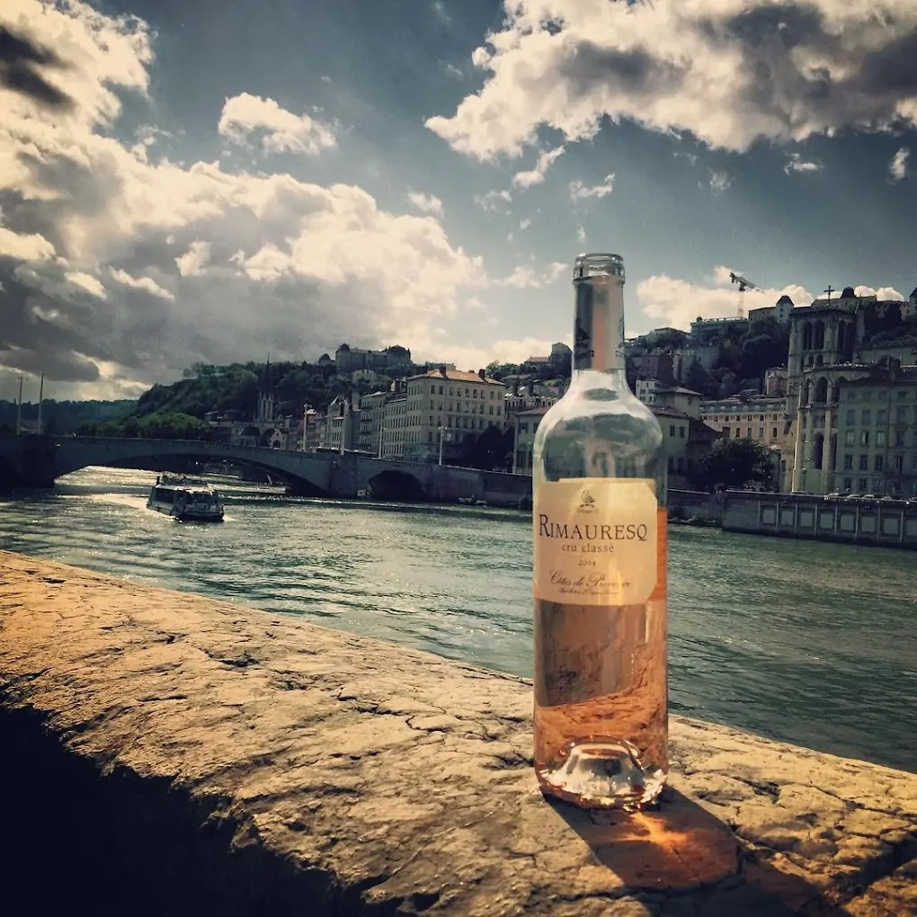 Profitez d’un apéro convivial avec vue sur Fourvière à La Buvette Sainte Antoine Profitez d’un apéro convivial avec vue sur Fourvière à La Buvette Sainte Antoine