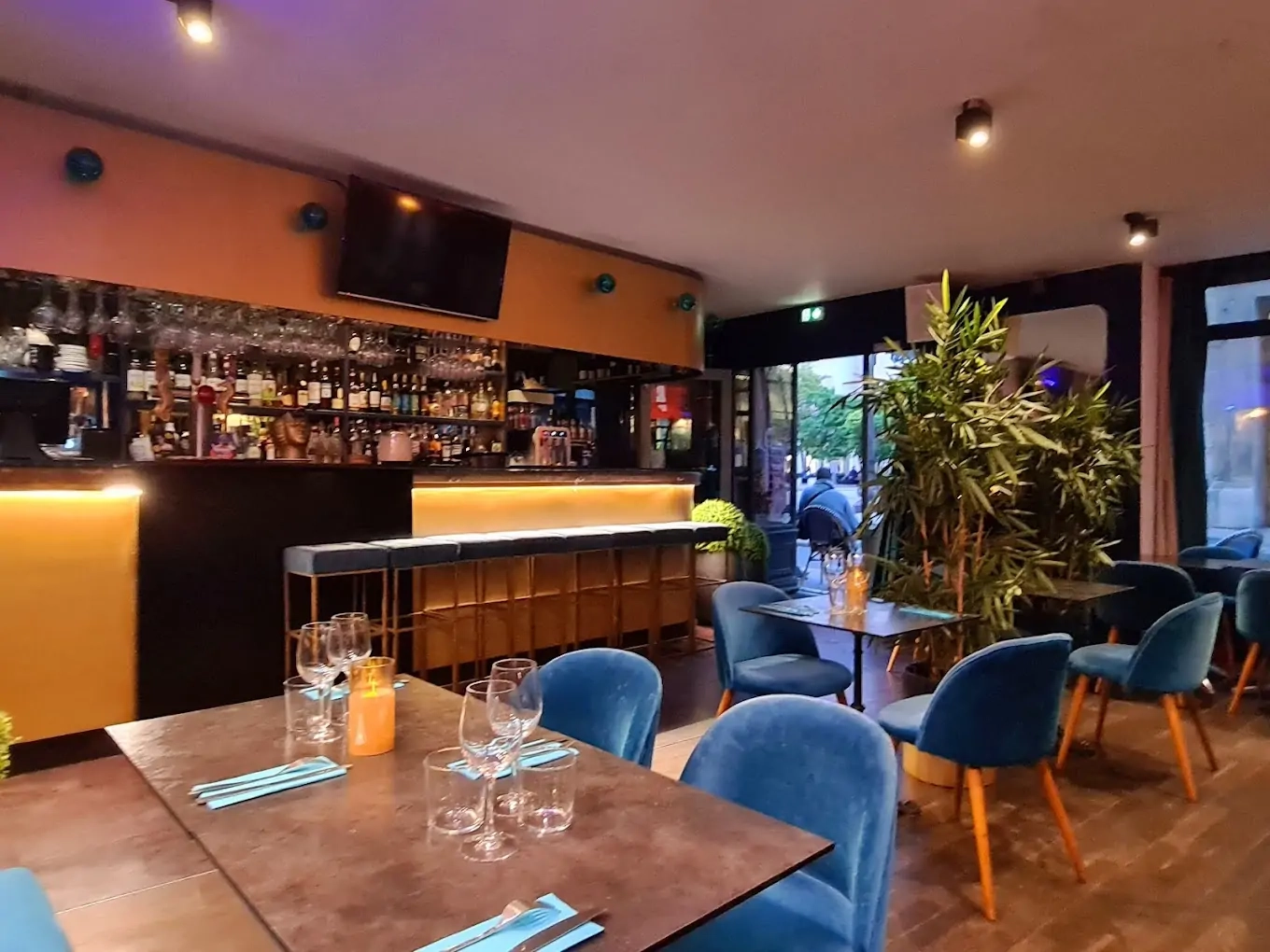Profitez d’une soirée karaoké animée à La Loge à Lyon, avec un cocktail à la main. Profitez d’une soirée karaoké animée à La Loge à Lyon, avec un cocktail à la main.