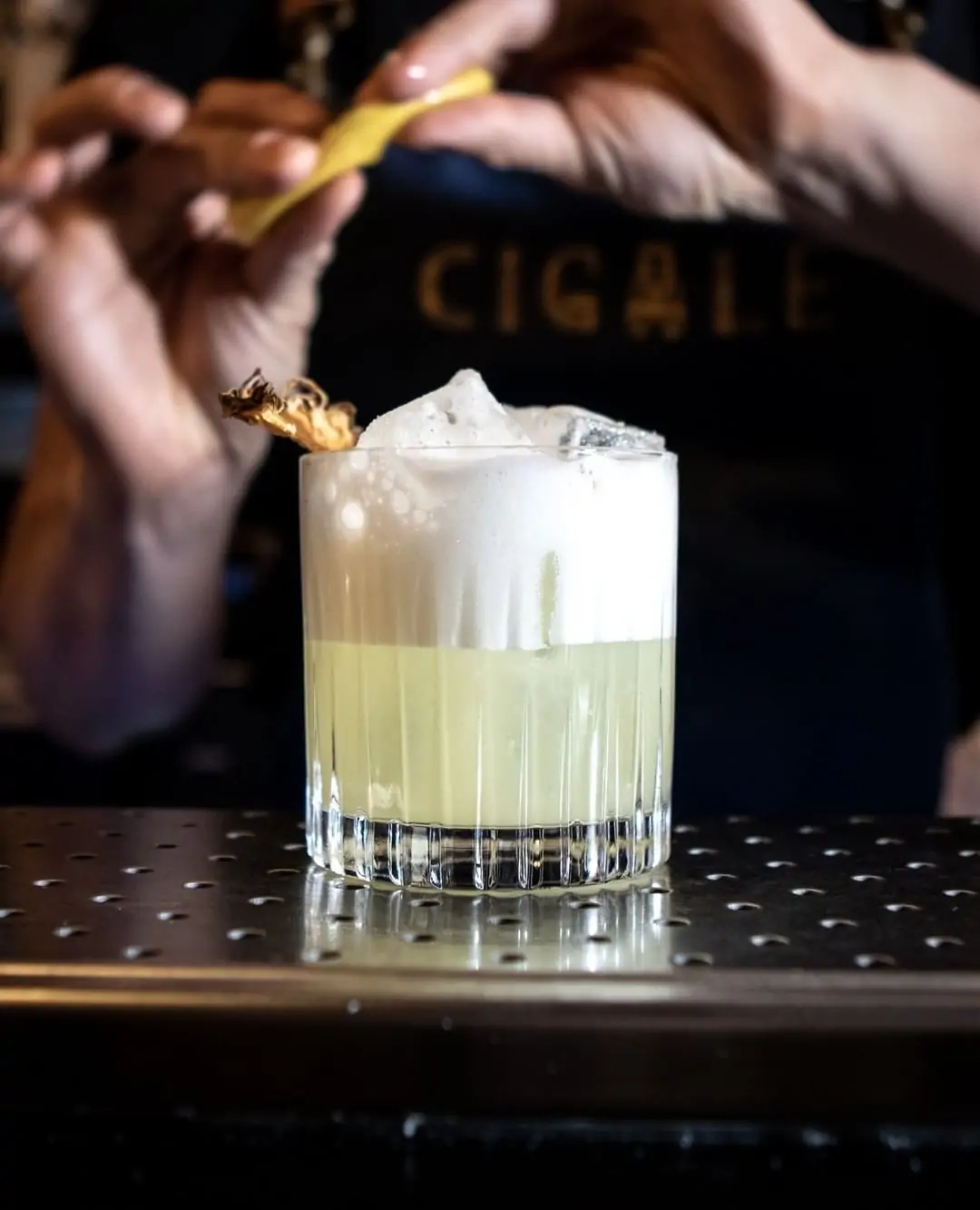 Profitez d’une terrasse charmante et de cocktails raffinés chez La Cigale