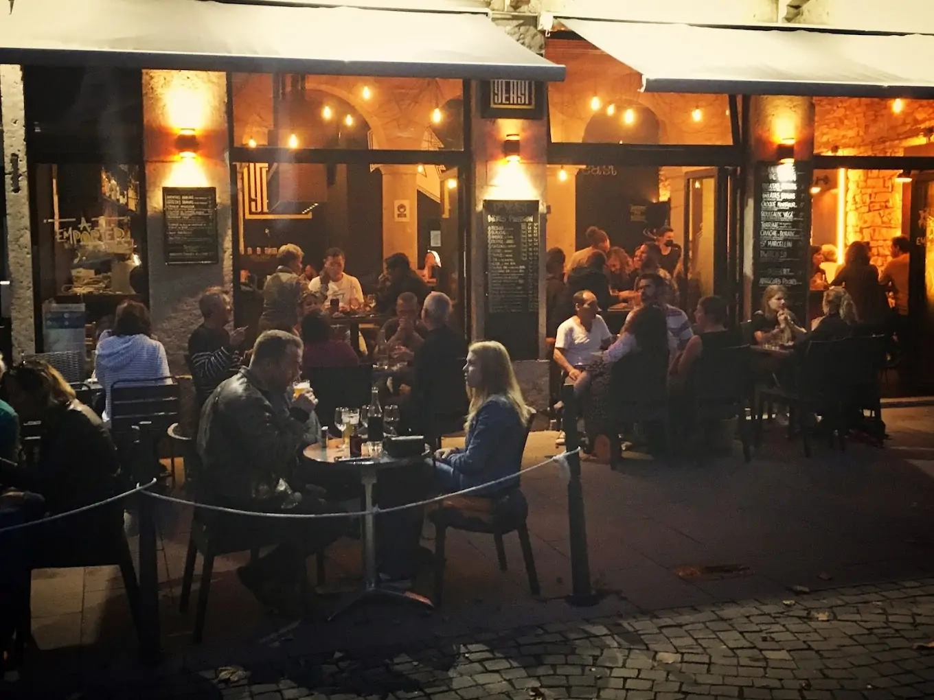 Profitez de l’ambiance chaleureuse de Dr Yeast et de ses bières artisanales dans le quartier de la Croix-Rousse