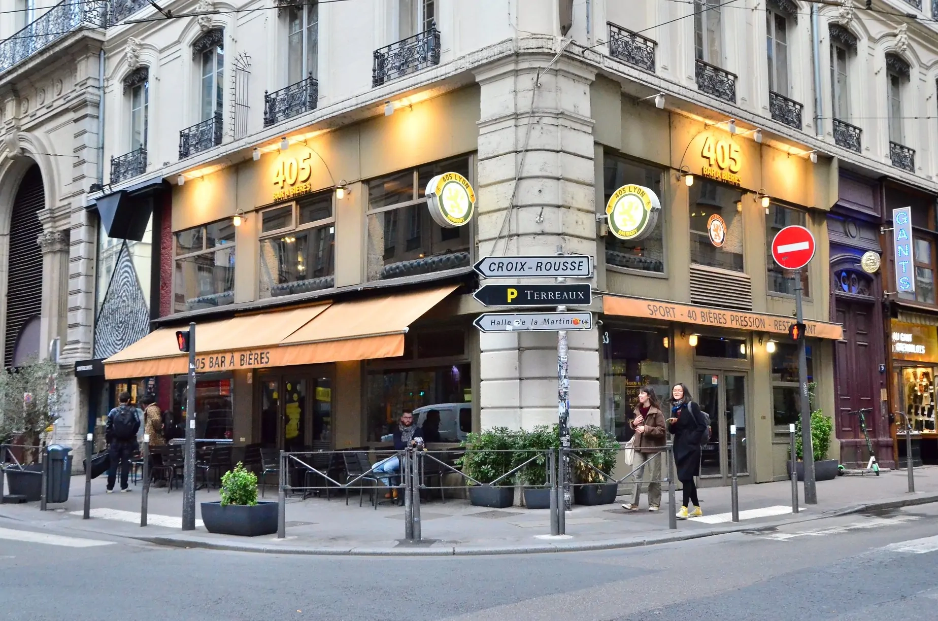 Profitez de l’happy hour et des jeux au 405 Bar à Bières, un lieu incontournable à Lyon. Profitez de l’happy hour et des jeux au 405 Bar à Bières, un lieu incontournable à Lyon.