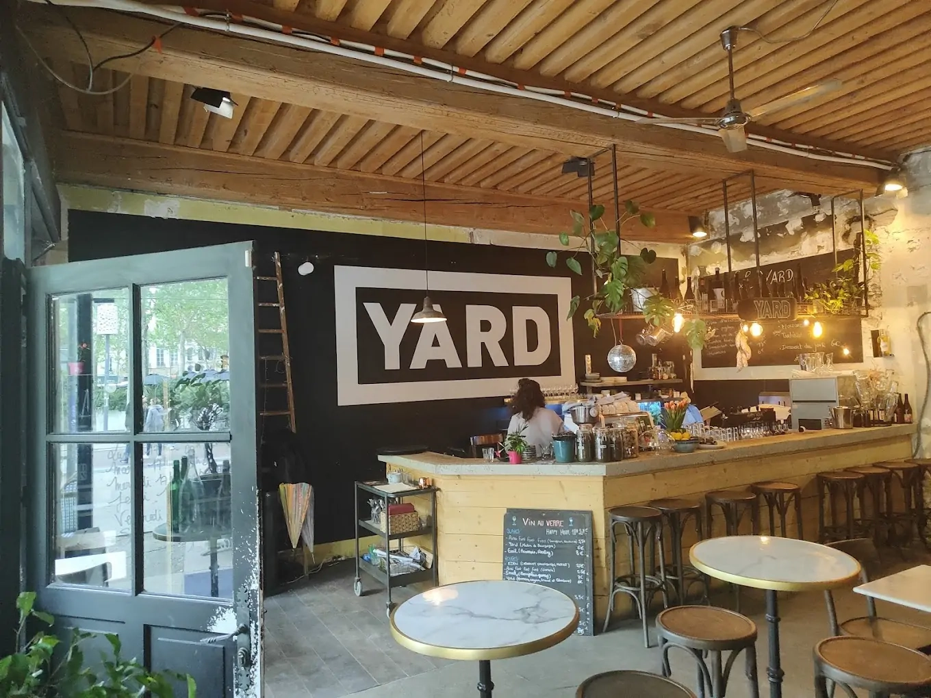 Profitez de la terrasse de YARD Lyon pour un moment convivial avec des vins naturels et des tapas Profitez de la terrasse de YARD Lyon pour un moment convivial avec des vins naturels et des tapas