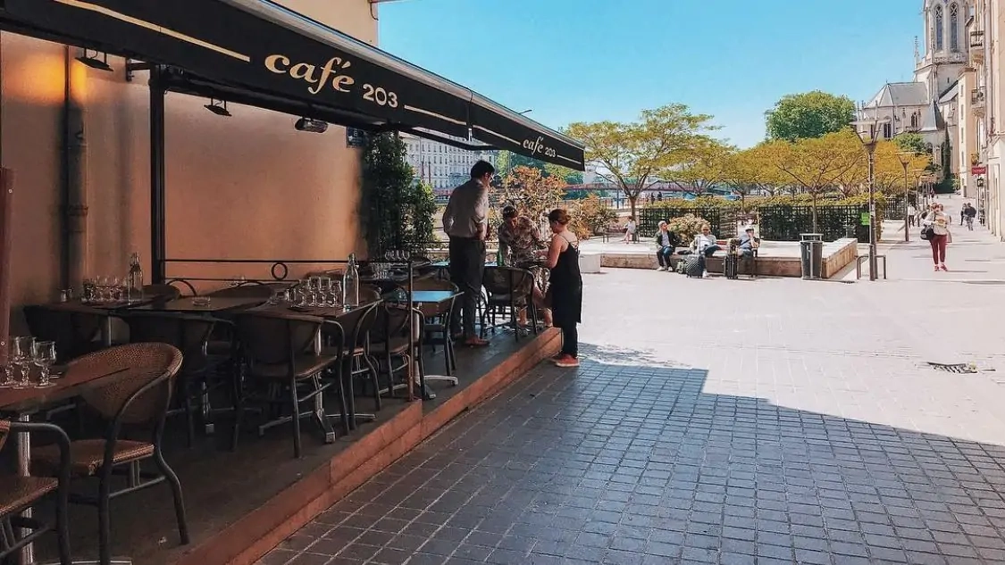 Profitez de la terrasse du Café 203 Vieux Lyon pour un déjeuner en plein air au cœur du Vieux Lyon
